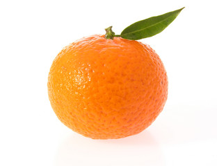 Clementine mit Blatt