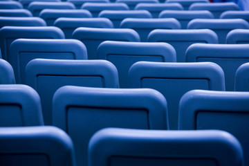 Obraz premium Rows of chairs in a lecture hall form a pattern.