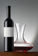 rotweinflasche mit dekanter