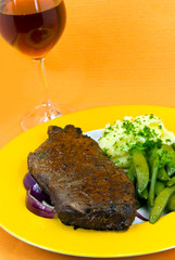 Roastbeef Steak mit Roten Kartoffeln,grünen Bohnen und Wein