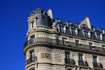 Fototapeta na wymiar piękny paryski elewacji na błękitne niebo
