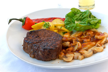 Rinder-Filet mit Champignons,Ei,Bratkartoffeln, und Bohnen