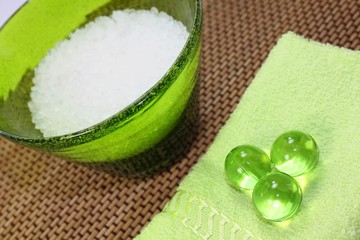 wellness badeperlen handtuch