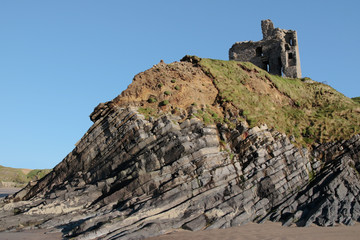 Fototapeta na wymiar ballybunion castle on the cliff