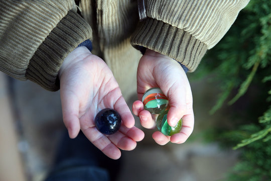 Jeune gar&ccedil;on montrant ses billes / boulards #2