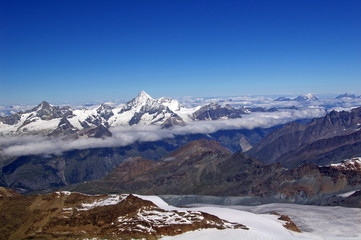 Naklejka premium Flug über die Bergwelt der Schweiz
