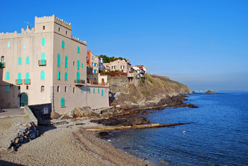 Fototapeta na wymiar Maisons sur rocher à Collioure
