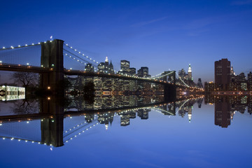 Obraz premium Brooklyn Bridge reflection at night