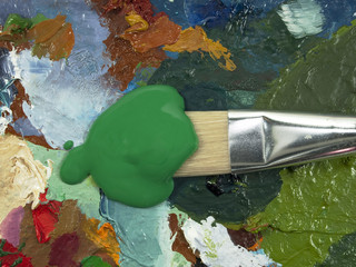 Pinsel mit Farbe auf einer Palette