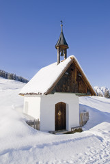 Fototapeta na wymiar Kaplica w górach