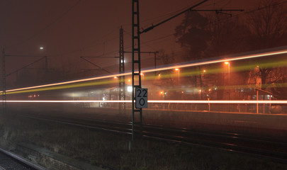 Zugdurchfahrt bei Nacht