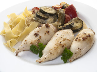 Tintenfischtuben mit Nudeln und Gemüse