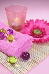 wellness badeperlen handtuch kerze blume