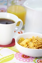 Orangensaft, Cornflakes, Milch zum Frühstück