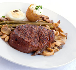 Rinder-Filet mit Champignons,Ei und Bohnen