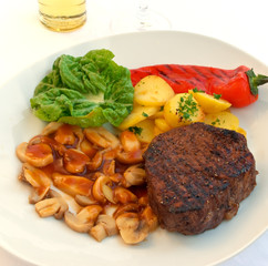 Rinder-Filet mit Champignons,Ei und Bohnen