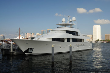 Obraz premium Luxury Yacht at Dubai Creek
