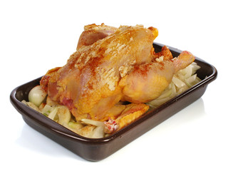 poulet sur lit d'oignons prêt à rôtir