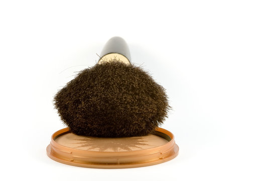 brosse et poudrier