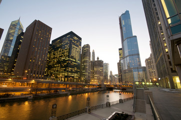 Obraz premium Cityscape view at the Chicago River at night.