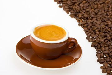 Espressotasse und Espressobohnen auf weißem Hintergrund