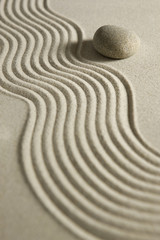 Fototapeta na wymiar Kamień na raked piasku