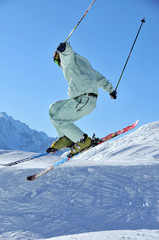 Fototapeta na wymiar narciarz wykonywania skoku
