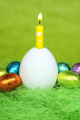 Kerze in einer Eierschale