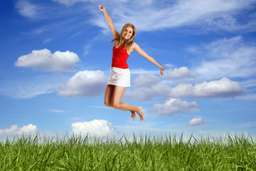 gl&uuml;ckliche Frau springt in den Himmel