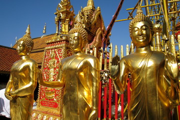 Fototapeta premium cour interieur d'un temple bouddiste