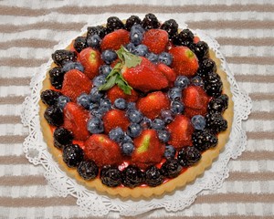 Fresh fruit tart glazed with sweetened gelatin.
