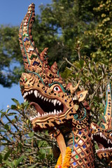 Fototapeta premium dragon gardant l'entrée d'un temple