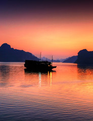 Fototapeta na wymiar Zachód słońca w Zatoce Halong - Wietnam