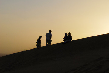 Fototapeta na wymiar uomini nel deserto