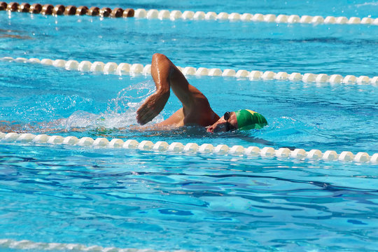 Swimmer crowls in pool 2