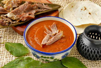 Mole con barbacoa de cordero. México