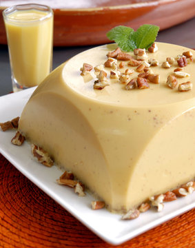 Flan de rompope con nuez. M&eacute;xico