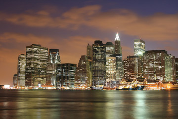 Fototapeta premium Lower Manhattan skyline At Night