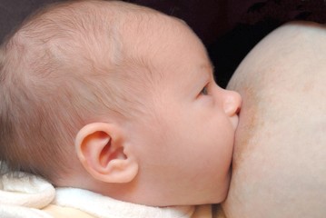 bébé tétant le sein de sa maman