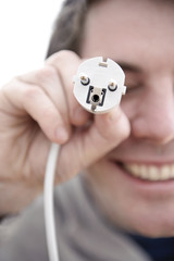 mann zieht lachend stecker
