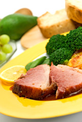 Schweinebraten mit Bratkartoffeln und Brokkoli