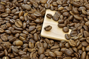 Kaffeebohnen mit Buchebrett