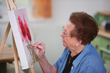 Aktive Seniorin malt in Freizeit ein Bild