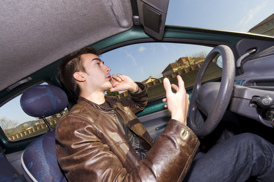 jeune homme au téléphone portable en voiture risque d'accident