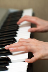 Fototapeta na wymiar ręce gry na fortepianie