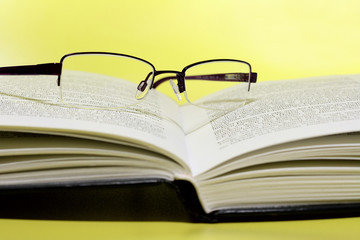 Damenbrille auf Buch