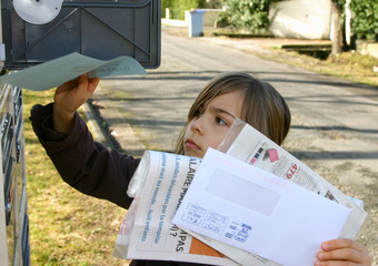 fillette à la boîte à lettres