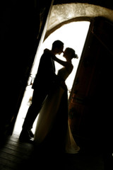 couple de mariés à contre jour