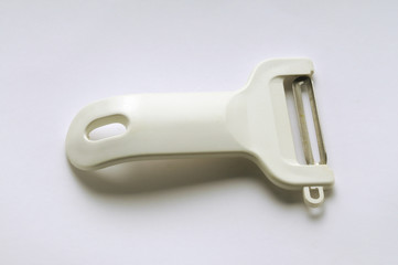 Utensile per togliere la buccia alle patate