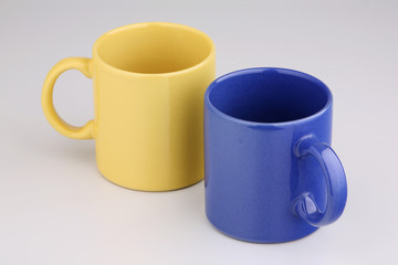Two mugs on a grey background